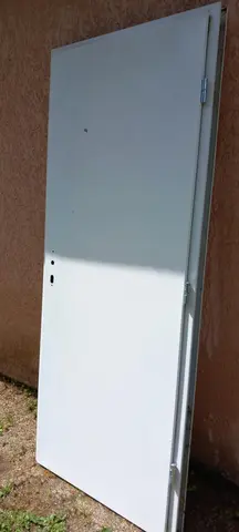 Porte local technique en acier