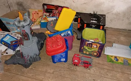 Ensemble joués enfant et peluches