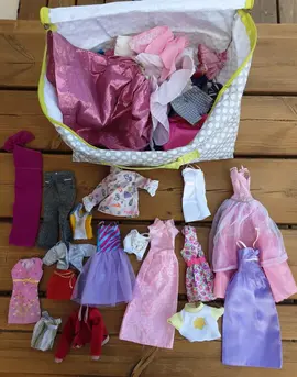 Lot de vêtements pour Barbie
