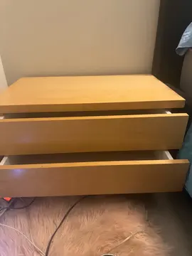 À donner URGENT – Petite table de chevet 2 tiroirs