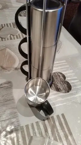 Tour de rangement avec ses Mugs et sa chaise