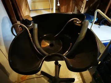 Bac à shampoing sur pied avec branchement robinetterie