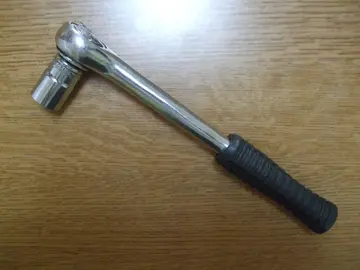 clé de 17 à tube à cliquet