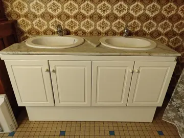 Meuble salle de bain avec miroir et spots au dessus