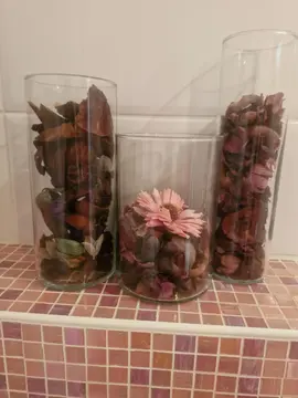 fausses fleurs avec pots en verre