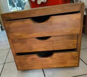 Petit meuble bas 3 tiroirs-Urgent
