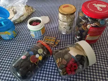 gros lot de boutons et autres