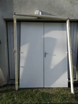 À donner 1 porte + 4 portes de placards
