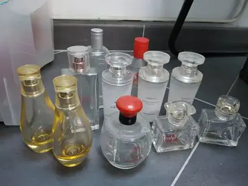 Bouteilles de parfums vides