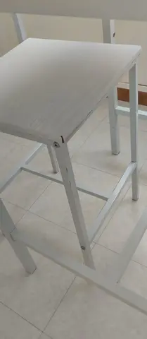 table haute et deux chaises hautes