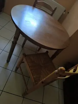 Table de cuisine avec 4 chaises paille- Urgent