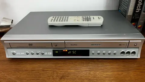 lecteur DVD et lecteur enregistreur vhs.