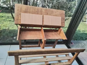 bureau d'écolier en bois