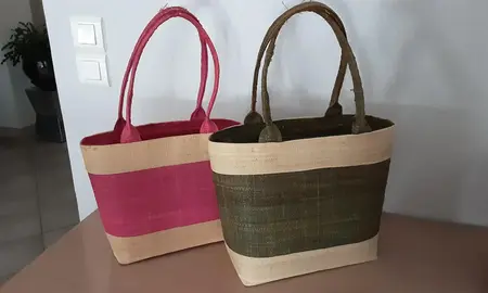 2 petits sacs en paille