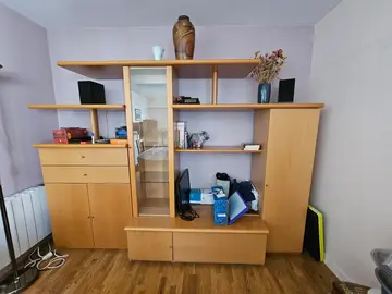 Living avec armoire vitrée éclairée