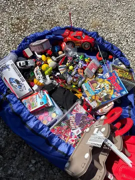 plein de jouets pour enfants de trois à sept ans
