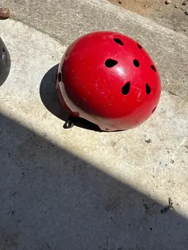 Casque rouge pour enfants
