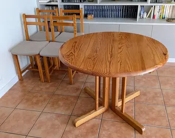 Table en bois avec rallonges + 4 chaises