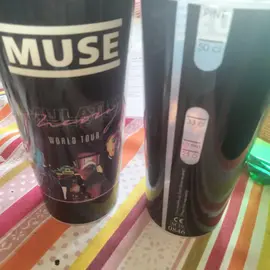 donne deux gobelets groupe Muse