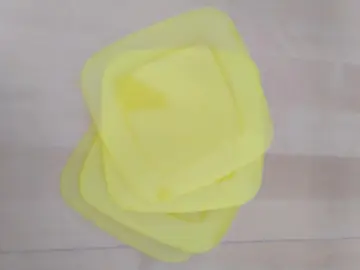 Lot de six assiettes en plastique jaune translucide