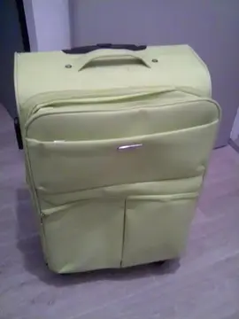 Valise en bon etat taille moyenne