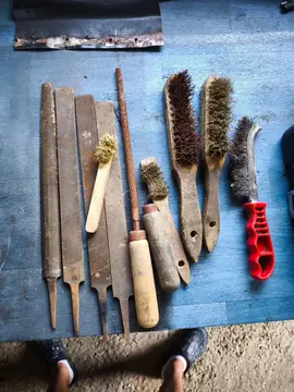 lime et brosse métallique