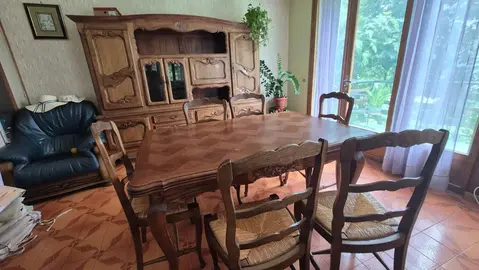 donne salle à manger, 2 fauteuils cuir, table basse, vaisselles, deco