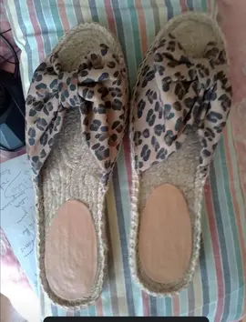 2 pieds identiques