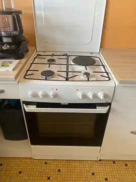 cuisinière : four + feux mixtes : 3 au gaz et un électricité