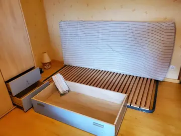 Lit 90 avec sommier lzttes et matelas, 2 tiroirs sous le lit + armoire
