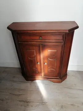 Petit meuble avec un miroir