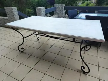 Table en bois et banc