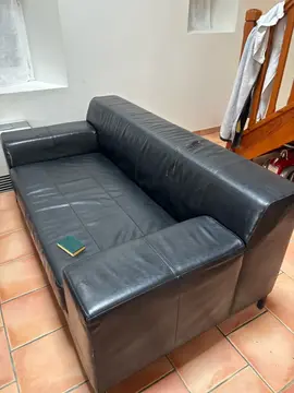 banquette cuir noire avec une déchirure