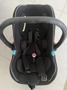 don de sac de vêtement femme et siège auto bebe