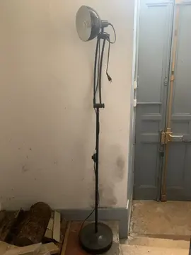 lampe sur pied pliable, noire, non halogène.