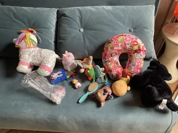 Divers peluches et jouets