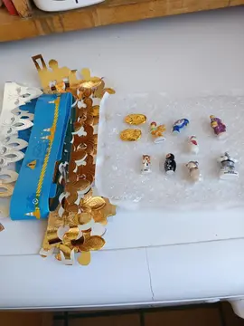 lot de fèves et couronnes galette des rois