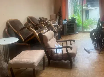 meuble et table et fauteuil