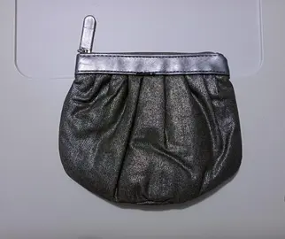 Pochette gris métalisé. Cacharel.