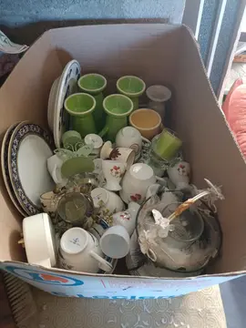 lot de tasses. coquetier et bougeoir