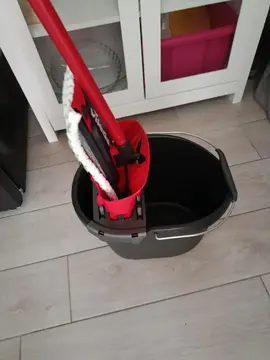 seau +balai de nettoyage