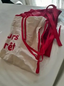 Lot de 2 tabliers de cuisine.