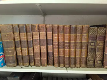 94 Livres anciens reliure cuir, belle décoration
