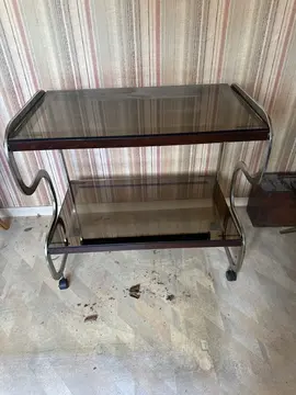 Table roulante vintage bois, métal et verre fumé