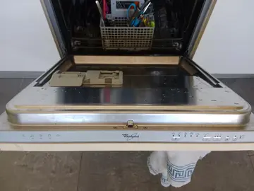 Lave vaisselle intégrable. Prévoir chgmt 1 pièce