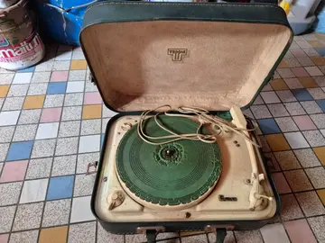 tourne disque CASSÉ