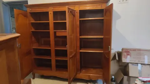 armoire en merisier massif 3 portes urgent