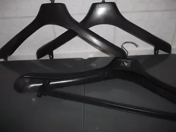 Lot de 3 cintres épais pour manteaux ou vestes dont un pour costume