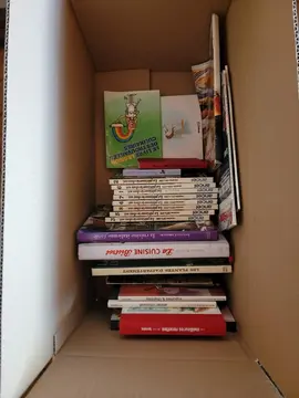 Environ 350 livres, romans et livres de cuisine