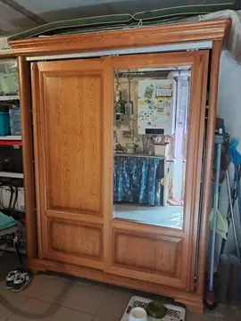 Armoire en bois avec miroir